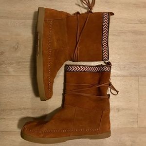 TOMS MOCCASIN BOOTS